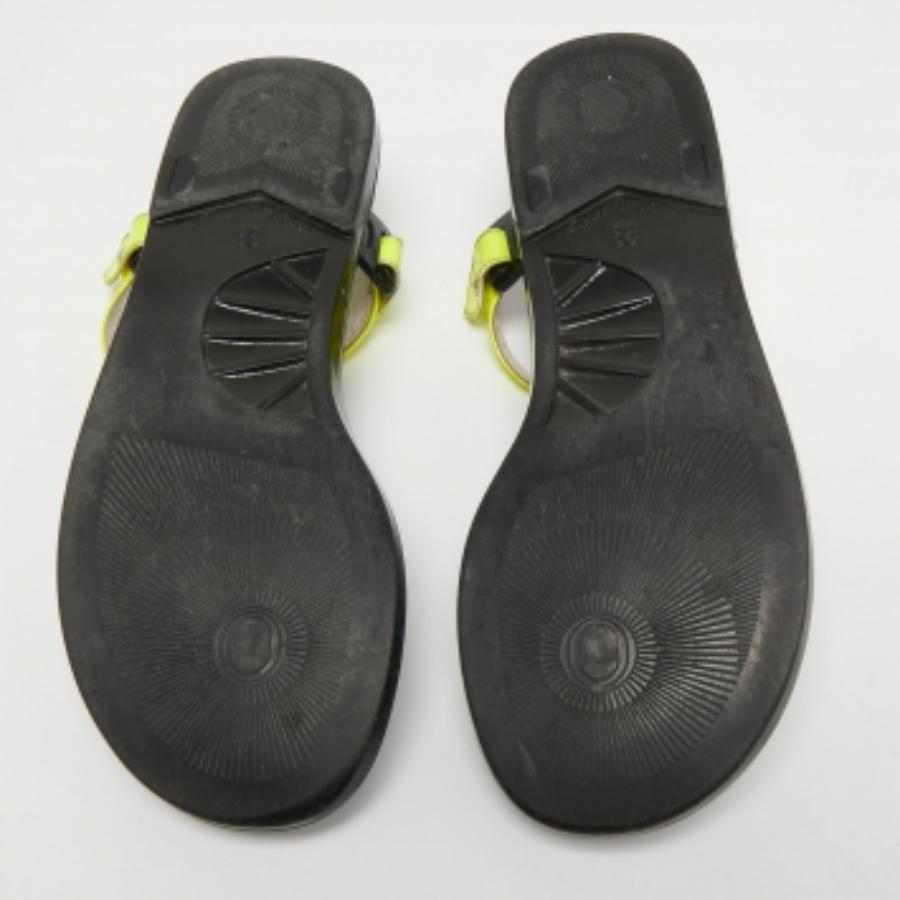 Frame your feet with these designer flat sandals. Created using the best materials, the flats are perfect with short, midi, and maxi hemlines.
