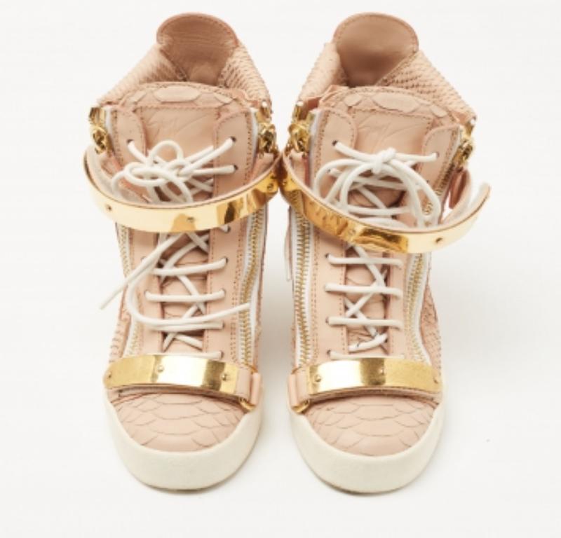Arancia Giuseppe Zanotti - Scarpe da ginnastica con zeppa Coby in pelle goffrata pitone rosa pesca - misura 38 in vendita