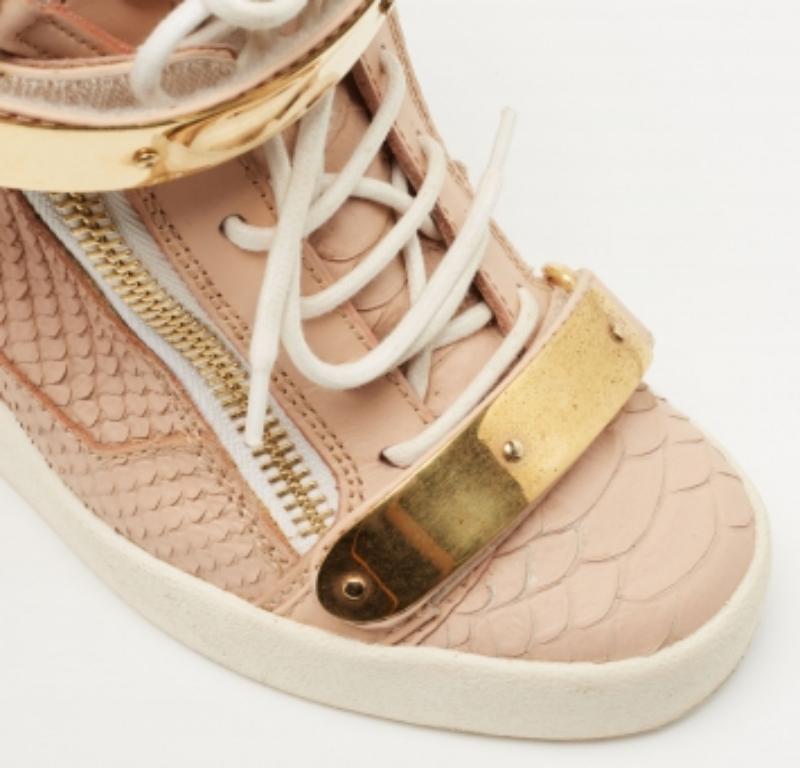 Giuseppe Zanotti - Scarpe da ginnastica con zeppa Coby in pelle goffrata pitone rosa pesca - misura 38 In condizioni buone in vendita a Dubai, Al Qouz 2