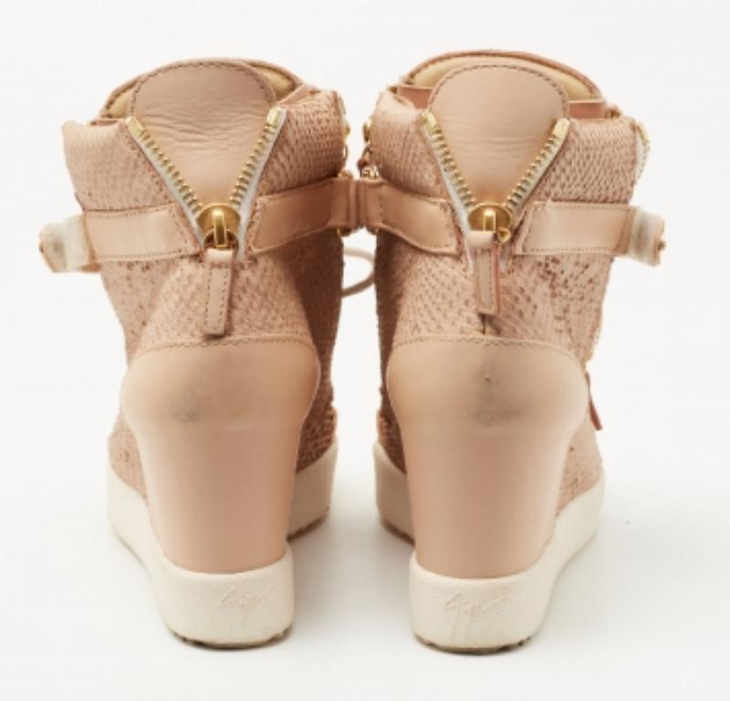 Donna Giuseppe Zanotti - Scarpe da ginnastica con zeppa Coby in pelle goffrata pitone rosa pesca - misura 38 in vendita