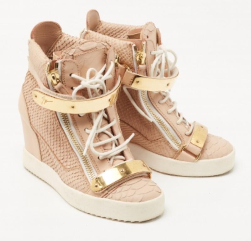 Giuseppe Zanotti - Scarpe da ginnastica con zeppa Coby in pelle goffrata pitone rosa pesca - misura 38 in vendita 2