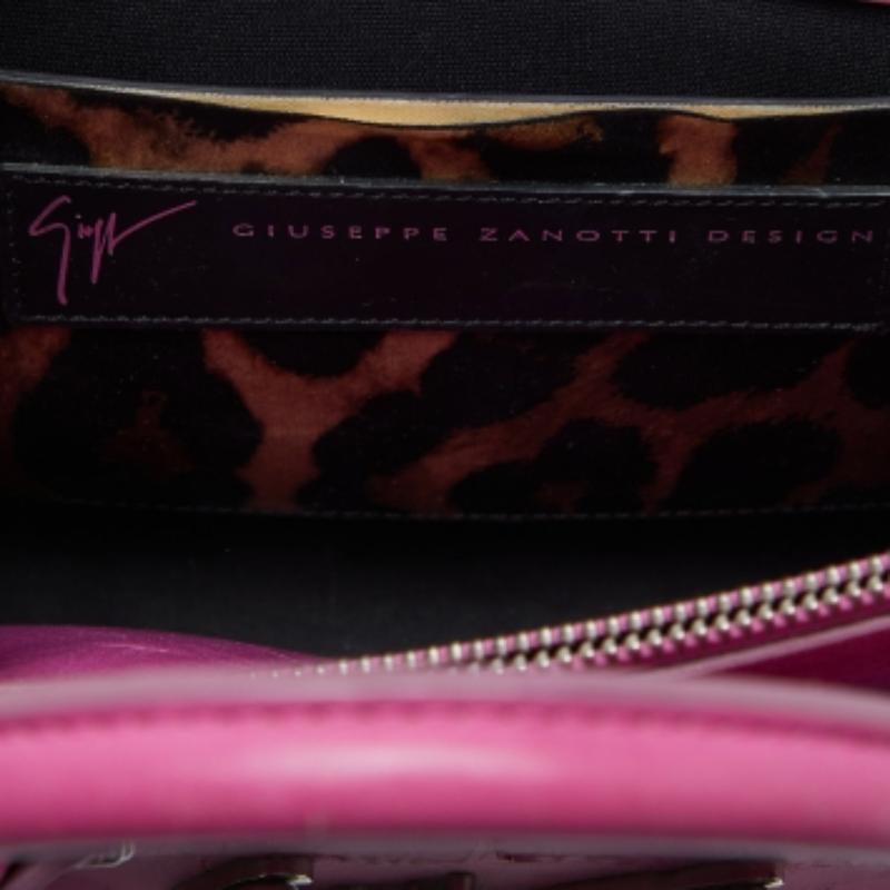 Le détail de la boucle sur les côtés confère à ce sac Giuseppe Zanotti un attrait saisissant. Conçu en cuir gaufré, il est doté d'une bandoulière, de deux anses et d'une marque sur le devant. L'intérieur doublé offre suffisamment d'espace pour