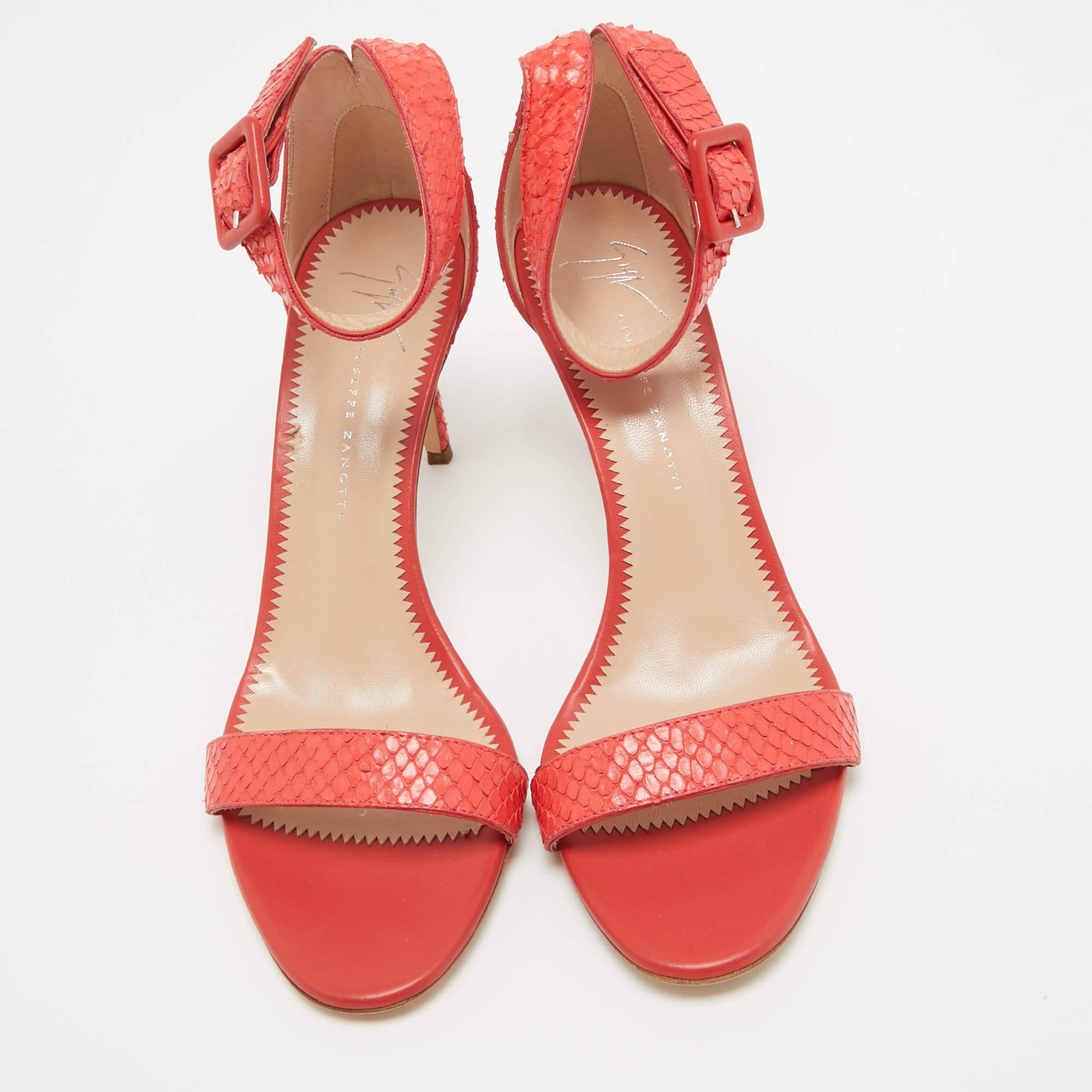 Ces sandales Giuseppe Zanotti sont fabriquées dans une teinte élégante. Conçues pour faire sensation, elles présentent une silhouette élégante et une belle coupe. Portez-les sous des jupes maxi pour une touche de glamour, ou laissez-les briller avec