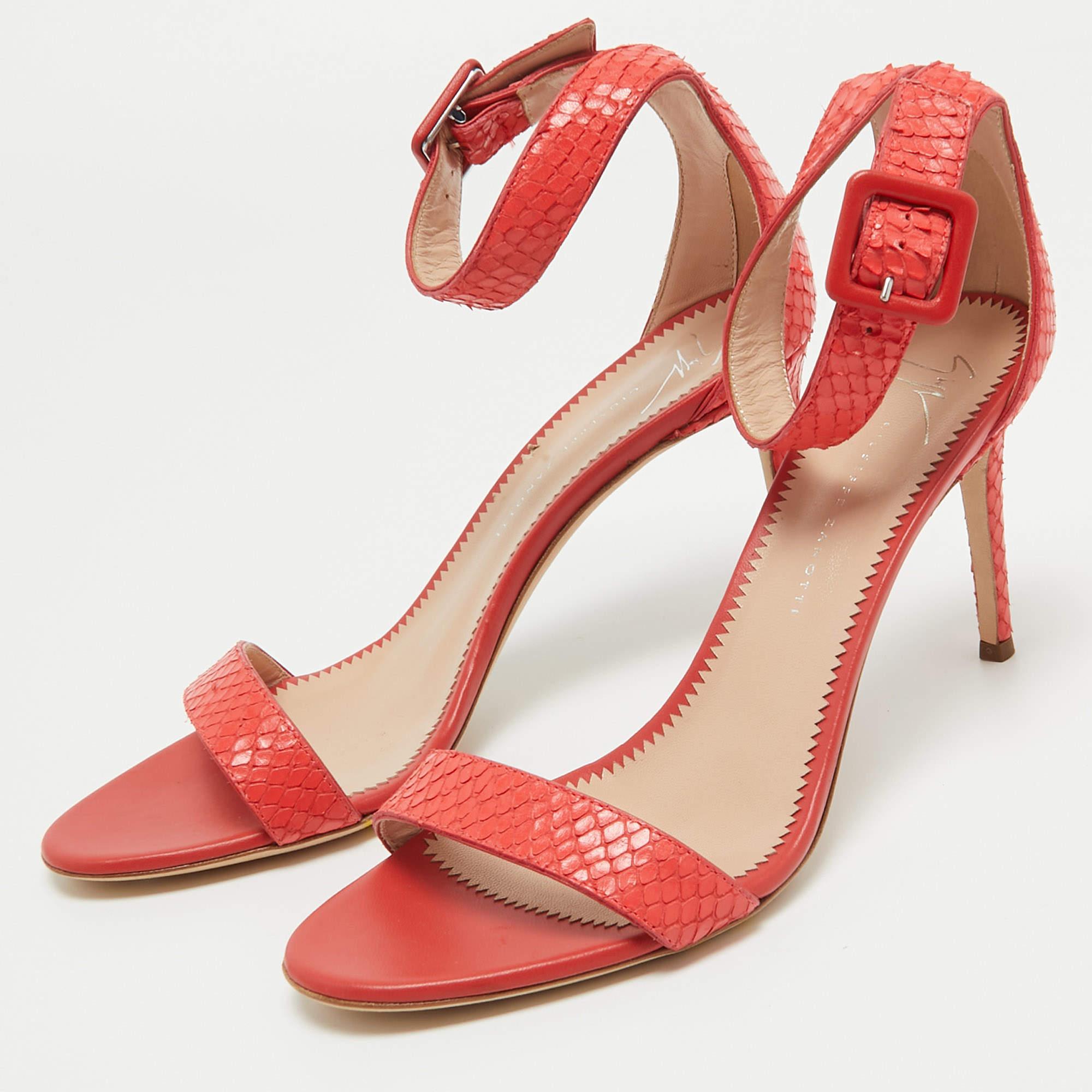 Giuseppe Zanotti - Sandales Neyla en peau de serpent embossée rose, taille 38,5 en vente 5