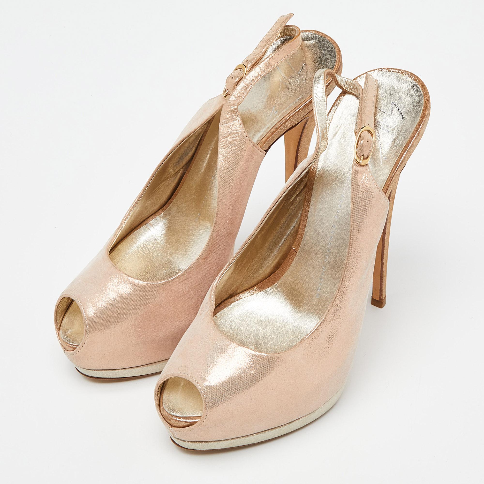 Estas sandalias Giuseppe Zanotti, cómodas y elegantes, son imprescindibles en tu armario. Confeccionadas en piel de nobuk con purpurina, las sandalias peep-toe tienen tira, plataforma y tacón de 15,5 cm. 