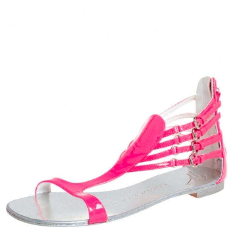 Giuseppe Zanotti Pink Patent Leather  T-strap Flat Sandals Size 36 In Good Condition For Sale In Dubai, Al Qouz 2