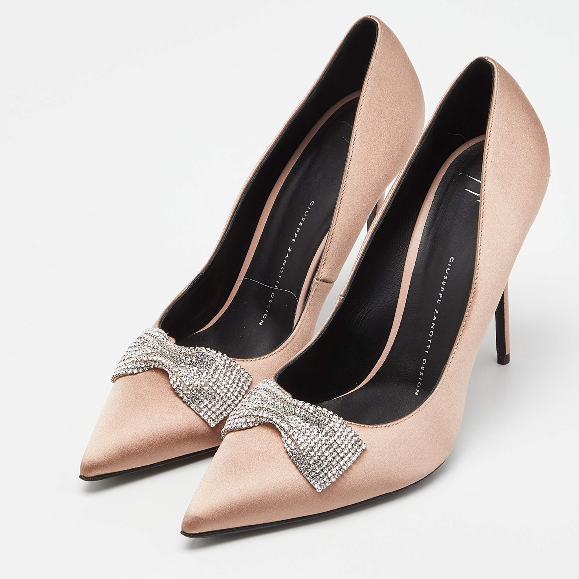 Affichez un style élégant avec cette paire d'escarpins. Ces chaussures de marque pour femmes sont fabriquées à partir de matériaux de qualité. Ils sont posés sur des semelles durables et des talons élégants.

