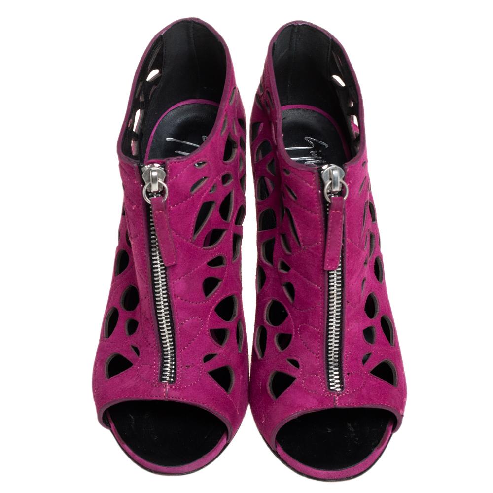Diese rosafarbenen Wildleder-Booties mit Reißverschluss von Giuseppe Zanotti haben eine offene Zehenpartie, Cut-out-Details, einen hohen Stilettoabsatz, einen Reißverschluss hinten und eine gebrandete Innensohle. Sie sind ideal, um einem einfachen