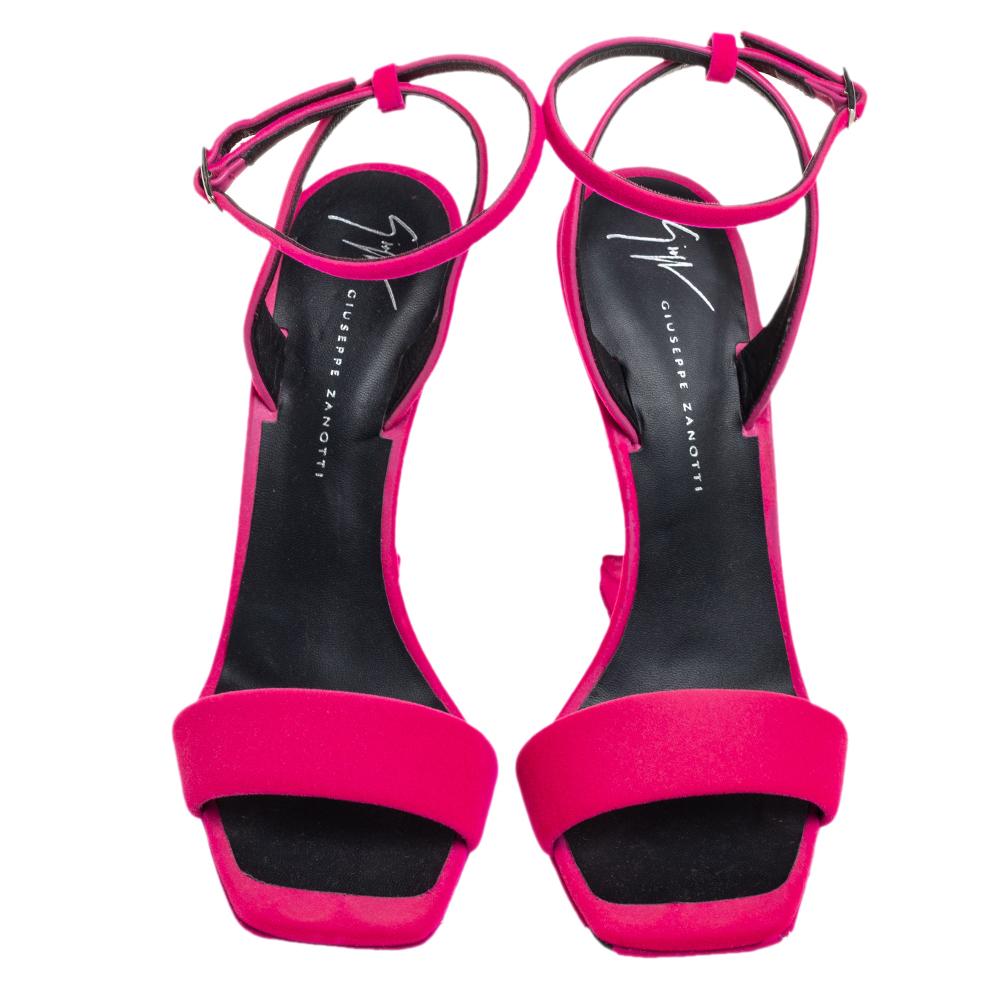 Giuseppe Zanotti yet again brings a stunning set of sandals that makes us marvel at its beauty and craftsmanship. Crafted from suede in a pink shade, they feature open toes, ankle straps, and heels that suspend from the base of the shoe.

