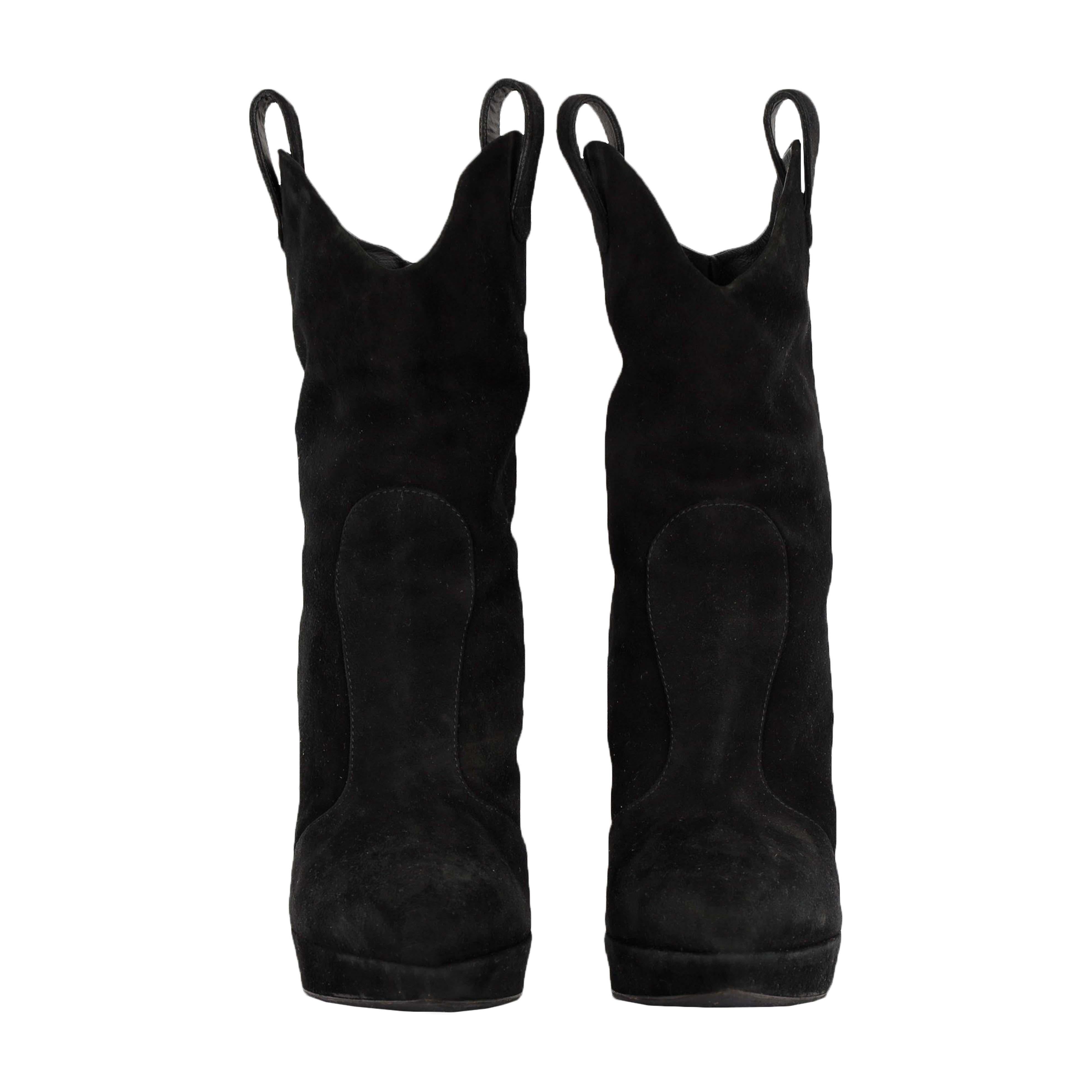Incarnation de l'élégance raffinée, ces bottes pointues en daim noires Giuseppe Zanotti sont parfaites pour rehausser les tenues les plus simples. Avec des brides de bottes sur le côté qui permettent de s'y glisser facilement, elles peuvent être
