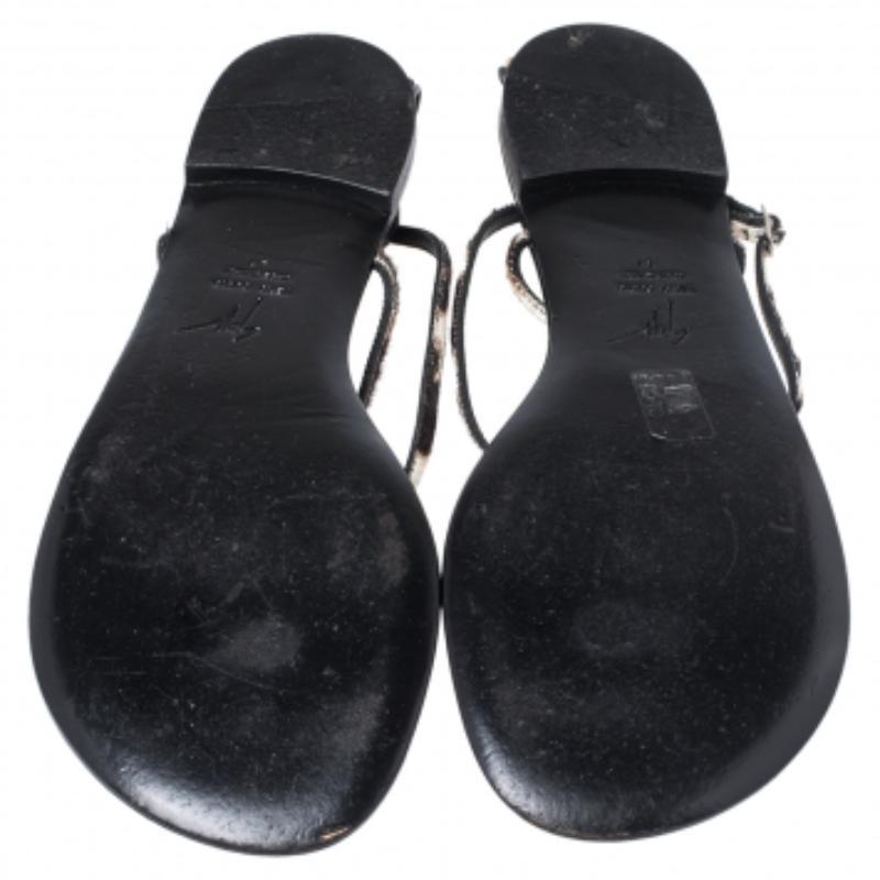 Elegance and grace, all in one! These Giuseppe Zanotti flat sandals are crafted from pony hair and feature crystal-embellished straps that look absolutely eye-catching. They come equipped with buckle ankle fastenings and comfortable leather-lined