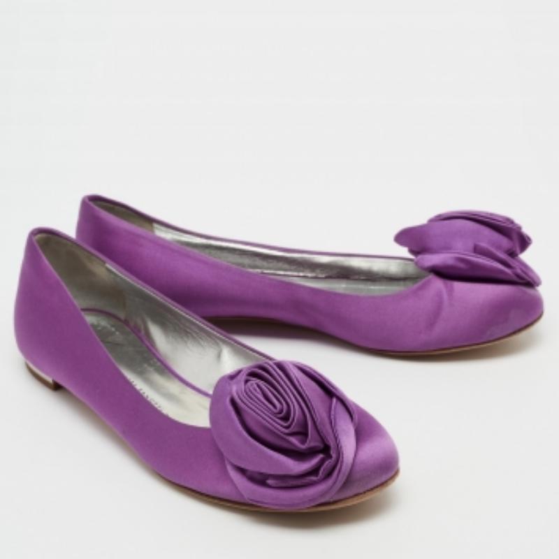 Giuseppe Zanotti Bailarinas de satén morado con apliques de flores Talla 37.5 en Bueno estado para la venta en Dubai, Al Qouz 2