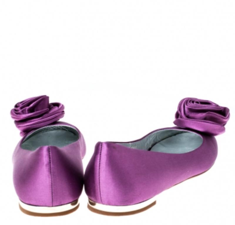 Giuseppe Zanotti Lila Satin-Ballerinas mit Blumendetail und Ballettschuhen Größe 36,5 (Violett) im Angebot