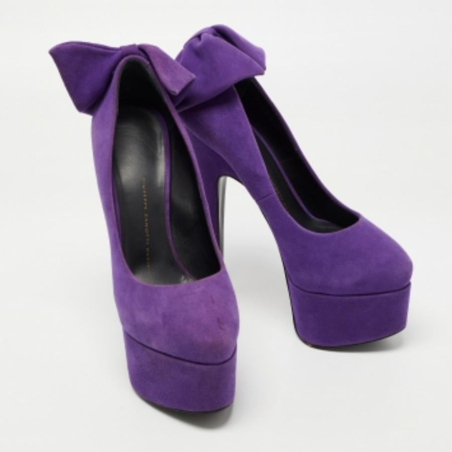 Unos arcos curvilíneos, un atractivo femenino y una estructura bien construida definen este juego de zapatos de salón de diseño. Vienen con cómodas plantillas y elegantes tacones, póngaselas con sus conjuntos favoritos.