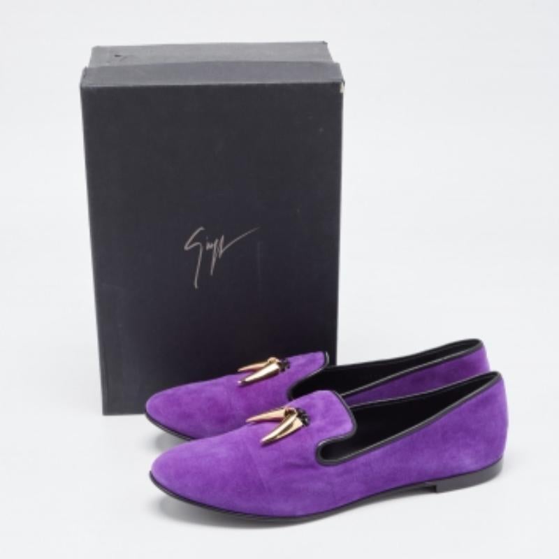 Donnez à votre tenue une touche de luxe avec cette paire de pantoufles de smoking Giuseppe Zanotti. Les chaussures sont parfaitement cousues pour vous permettre de vous démarquer pendant longtemps.