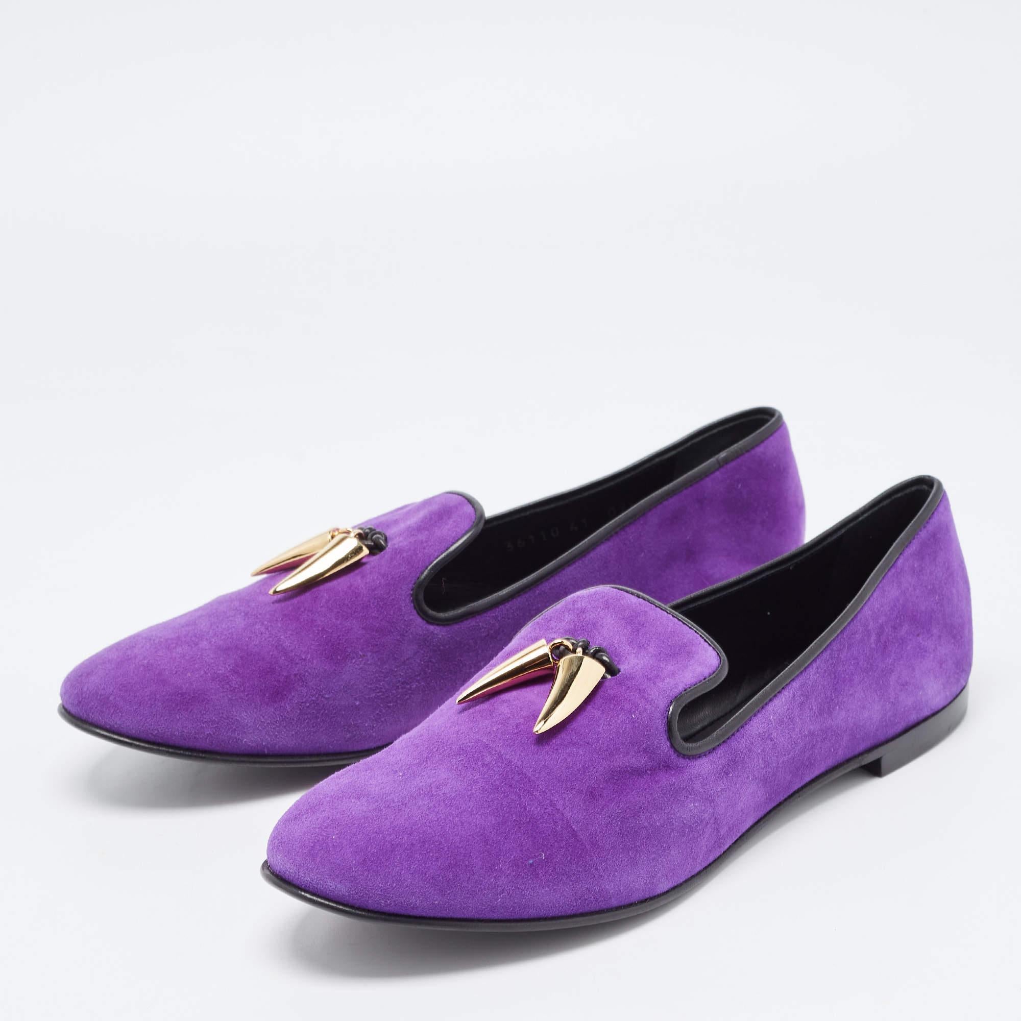 Give your outfit a luxe update with this pair of Giuseppe Zanotti smoking slippers. The shoes are sewn perfectly to help you make a statement in them for a long time.

