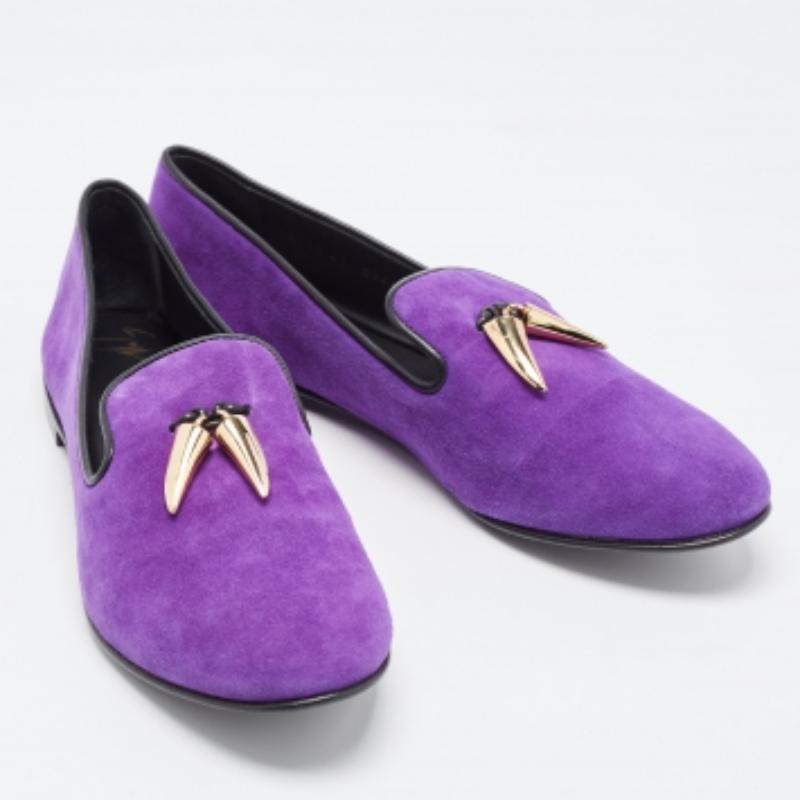 Giuseppe Zanotti - Slippers de smoking Kevin Shark en daim violet à pompons, taille 41 Pour femmes en vente