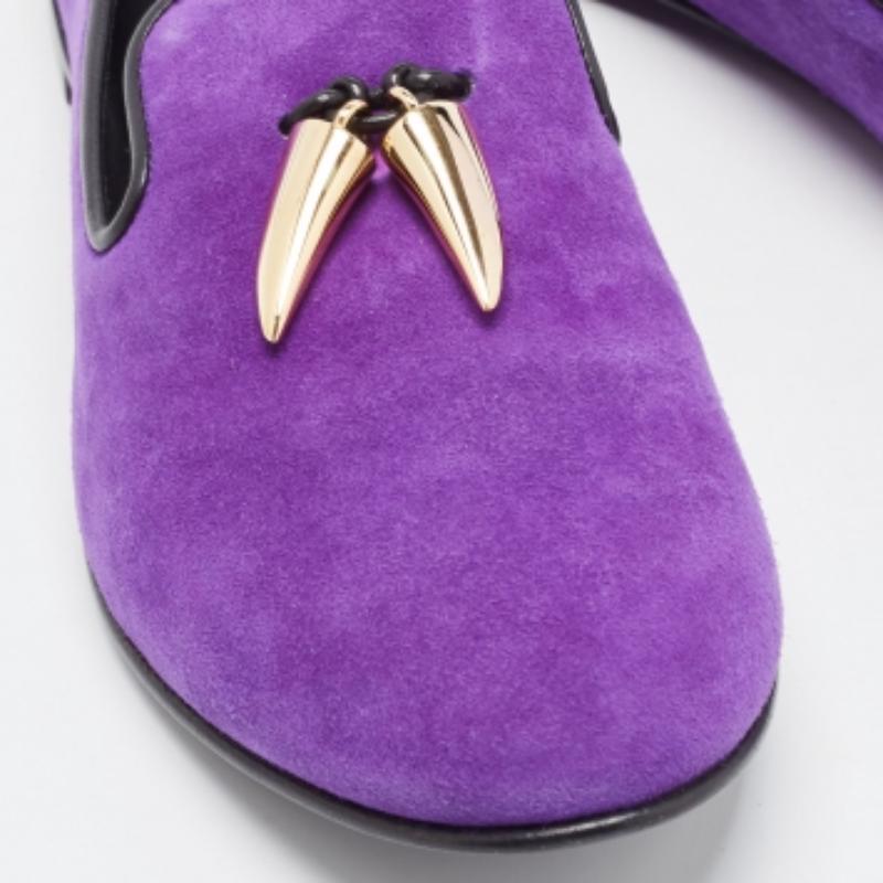 Giuseppe Zanotti - Slippers de smoking Kevin Shark en daim violet à pompons, taille 41 en vente 1