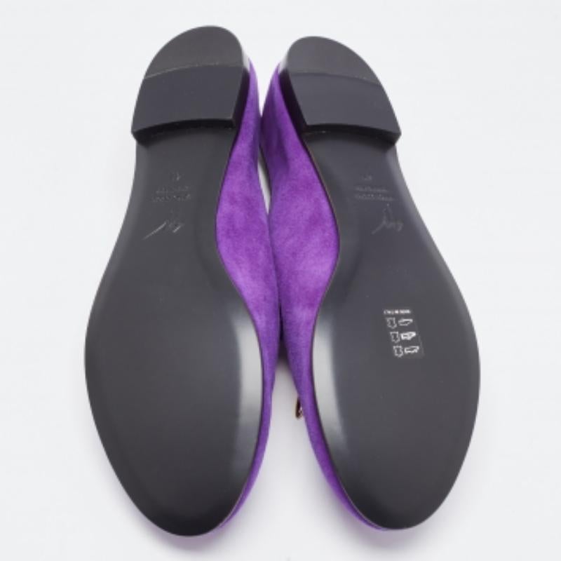 Giuseppe Zanotti - Slippers de smoking Kevin Shark en daim violet à pompons, taille 41 en vente 3
