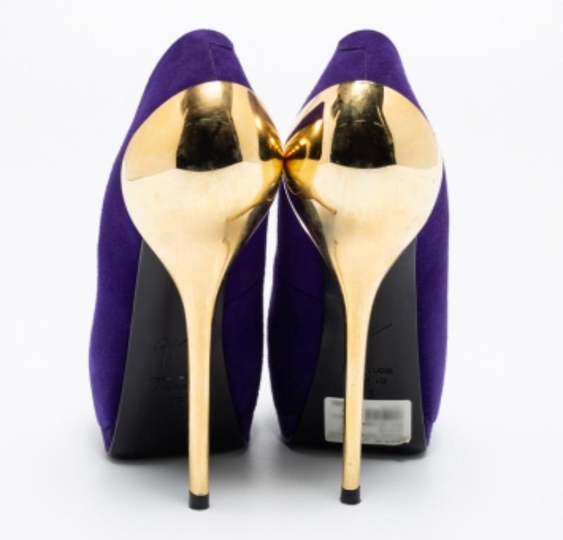 Les talons métalliques de 16 cm de cette paire d'escarpins Giuseppe Zanotti en sont l'élément marquant. Confectionné en daim, il est doté de peep toes, de semelles intérieures en cuir et de semelles durables.