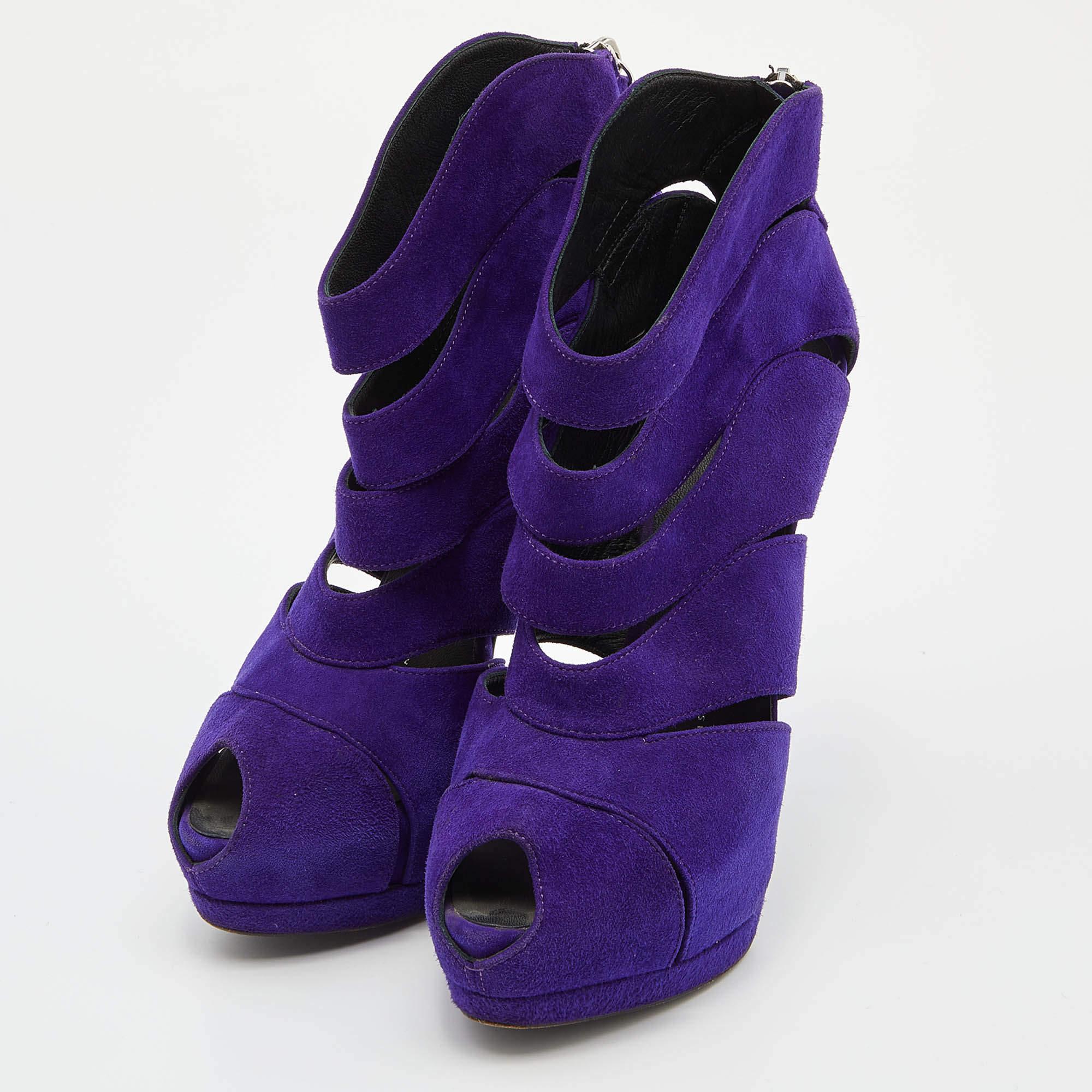 Profitez des journées les plus branchées avec ces bottines élégantes. By Design/One Modern  elles sont conçues pour vous offrir confort et élégance