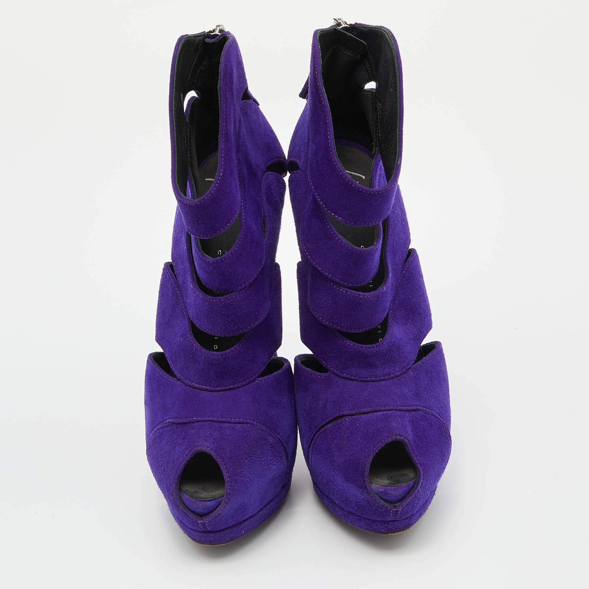 Violet Giuseppe Zanotti Bottines à bout ouvert en daim violet avec découpe en forme de vague, taille 37.5 en vente