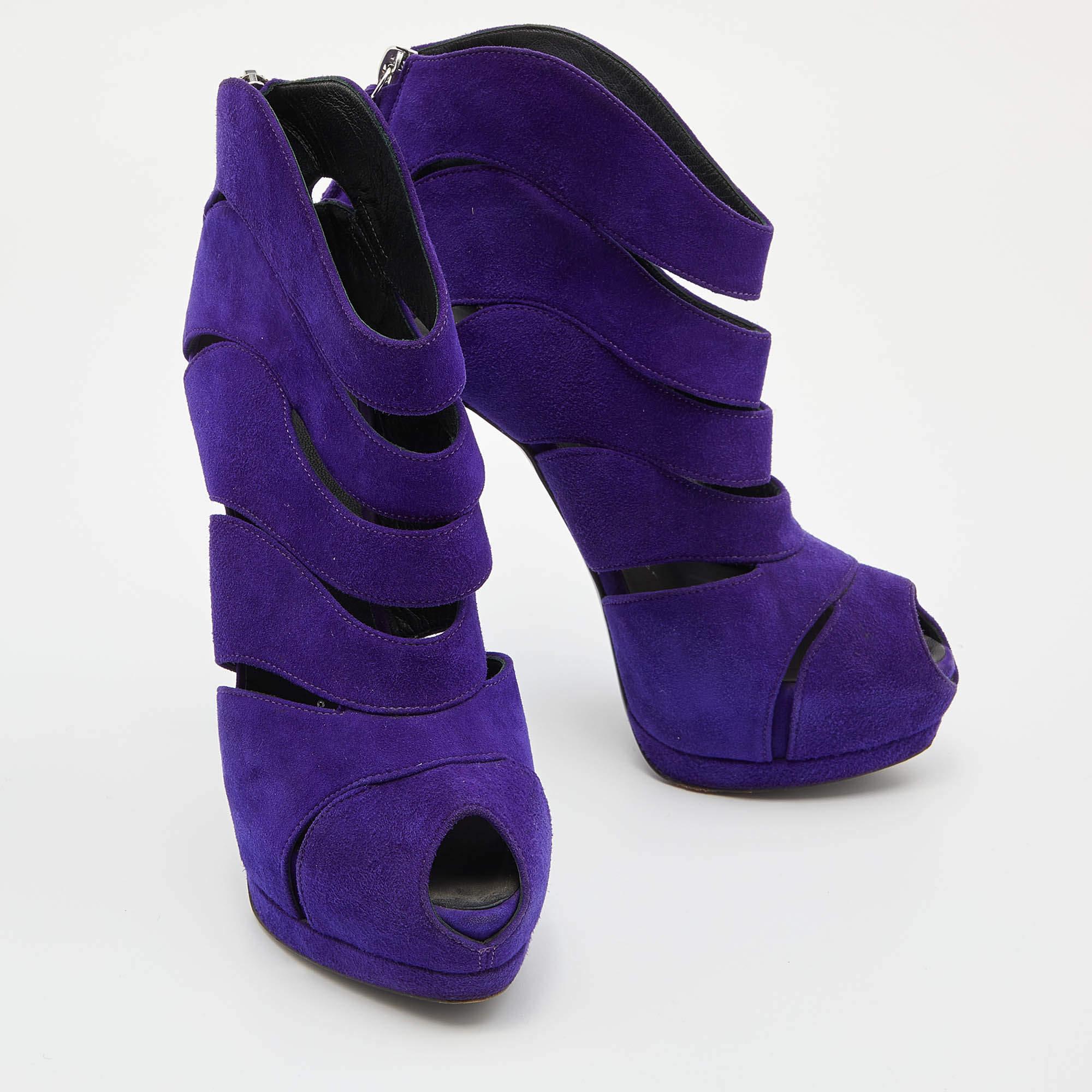 Giuseppe Zanotti Bottines à bout ouvert en daim violet avec découpe en forme de vague, taille 37.5 État moyen - En vente à Dubai, Al Qouz 2