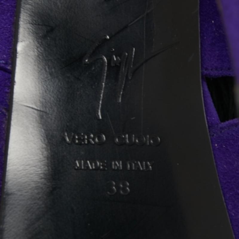 Giuseppe Zanotti Bottines à bout ouvert en daim violet avec découpe en forme de vague, taille 38 Bon état - En vente à Dubai, Al Qouz 2