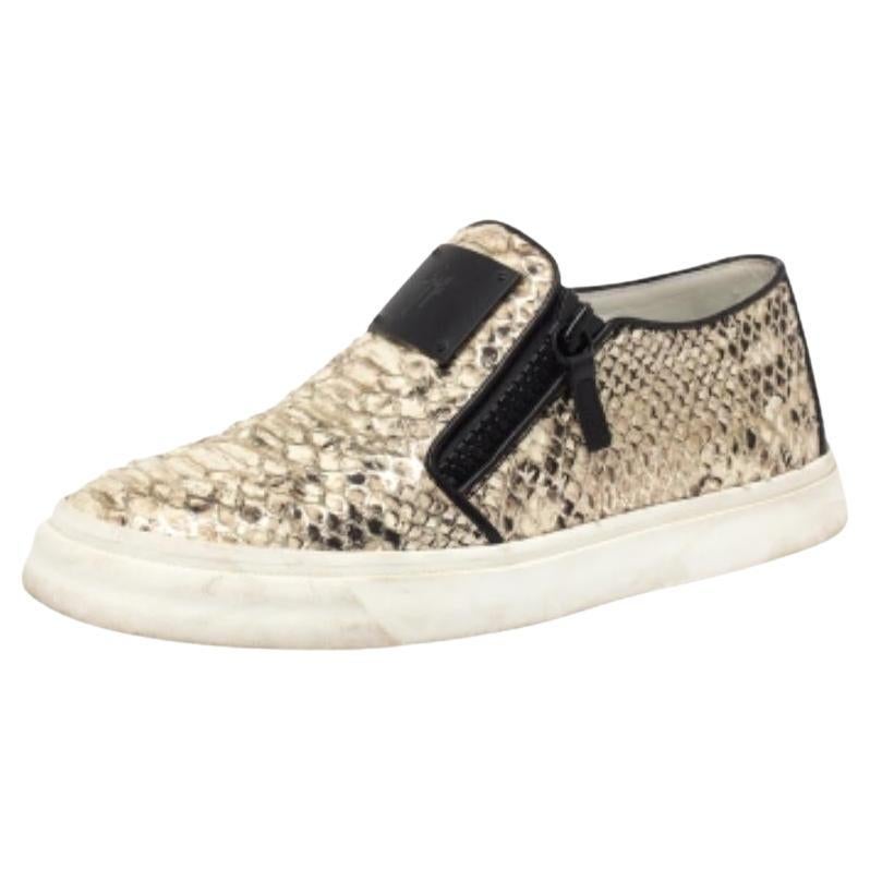 Hier ist deine Chance, ein Paar Giuseppe Zanotti-Sneakers zu bekommen! Diese Treter sind aus pythongeprägtem Leder mit Lederlogoplaketten auf dem Vorderblatt gefertigt. Das kantige Design wird durch Reißverschlüsse an den Seiten abgerundet. Die