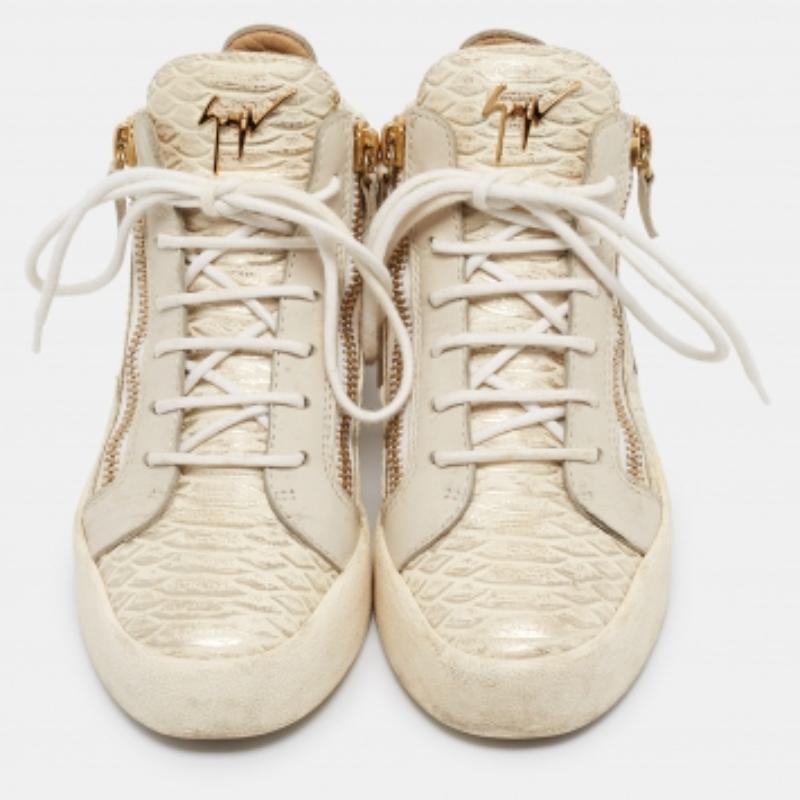 Queste sneakers di design, dalla silhouette classica, sono una combinazione perfetta di lusso, comfort e stile. Queste sneakers sono progettate con dettagli firmati e solette confortevoli.