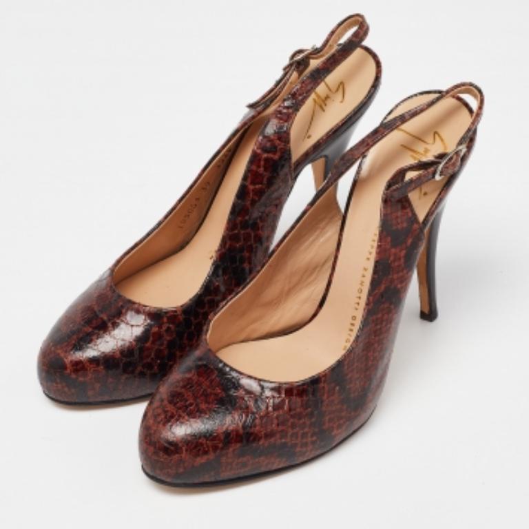 Ces sandales encadreront vos pieds de manière élégante. Fabriquées à partir de matériaux de qualité, elles arborent une présentation élégante, des semelles intérieures confortables et des talons durables.