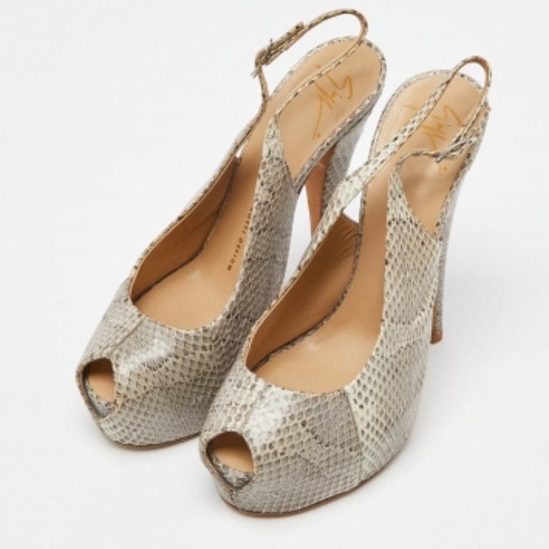 These sandals will frame your feet in an elegant manner. Crafted from quality materials, they display a classy design and comfortable insoles.