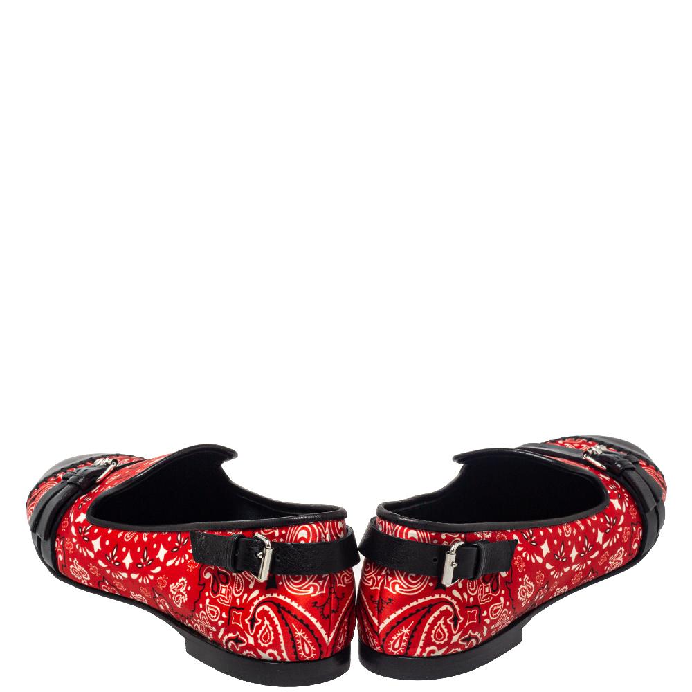 Giuseppe Zanotti Red/Black Printed Fabric Buckle Detail Smoking Slippers Size 41 In New Condition In Dubai, Al Qouz 2