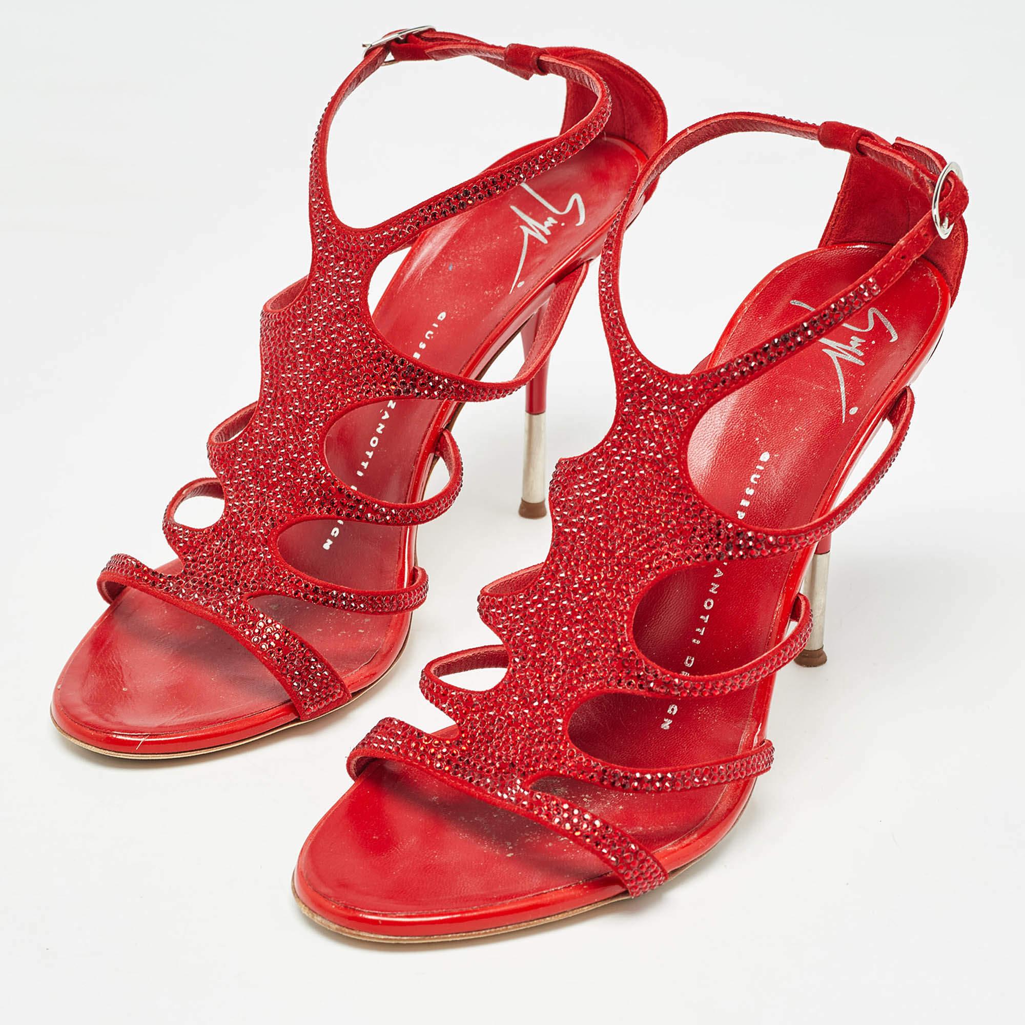 These sandals will frame your feet in an elegant manner. Crafted from quality materials they display a classy design and comfortable insoles.
