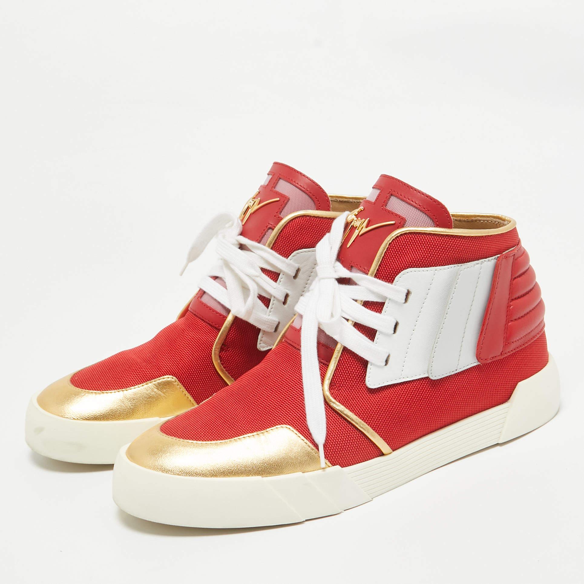 Eleva il tuo gioco di calzature con queste sneakers di design. Combinando estetica di alto livello e comfort ineguagliabile, queste sneakers sono un simbolo del lusso moderno e del gusto impeccabile.