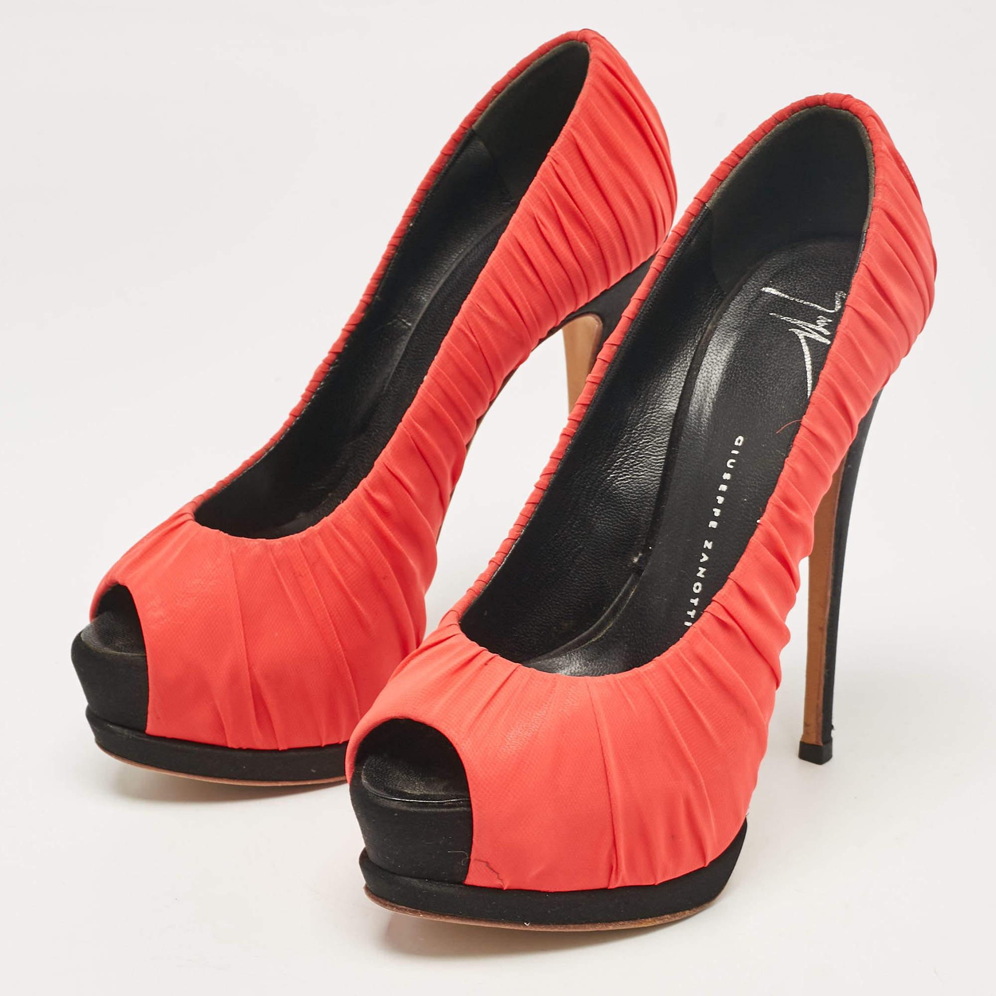Exhalant féminité et élégance, ces escarpins présentent une silhouette chic et un design attrayant. Vous pouvez porter ces escarpins pour un look élégant.