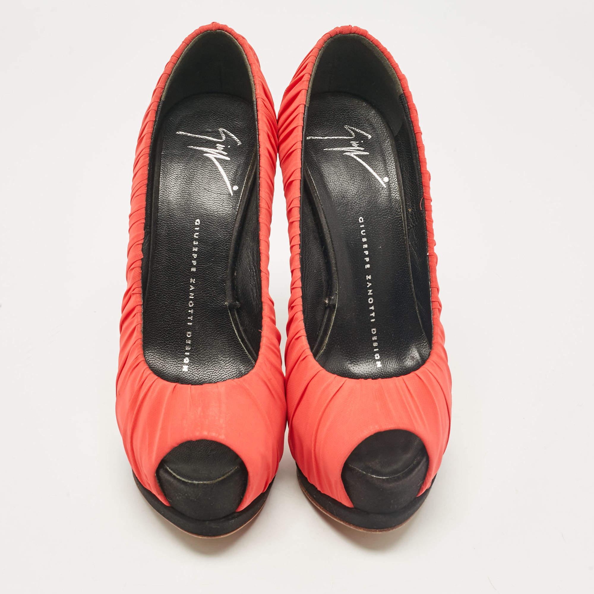 Rouge Giuseppe Zanotti escarpins compensés à bout ouvert en dentelle rouge taille 35 en vente