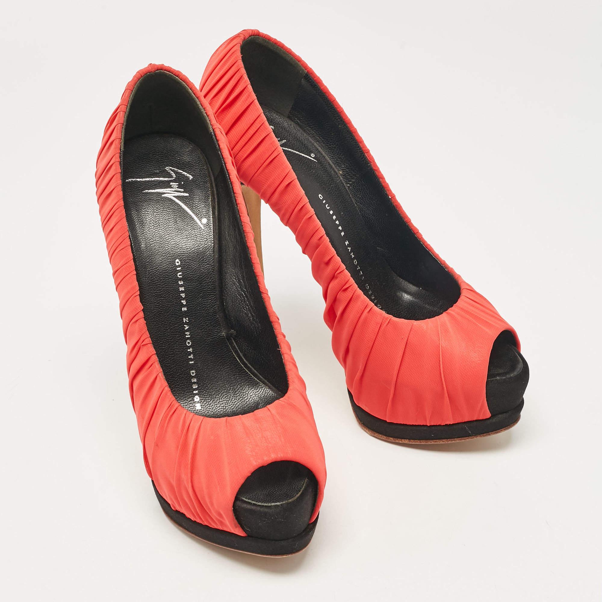 Giuseppe Zanotti escarpins compensés à bout ouvert en dentelle rouge taille 35 Bon état - En vente à Dubai, Al Qouz 2