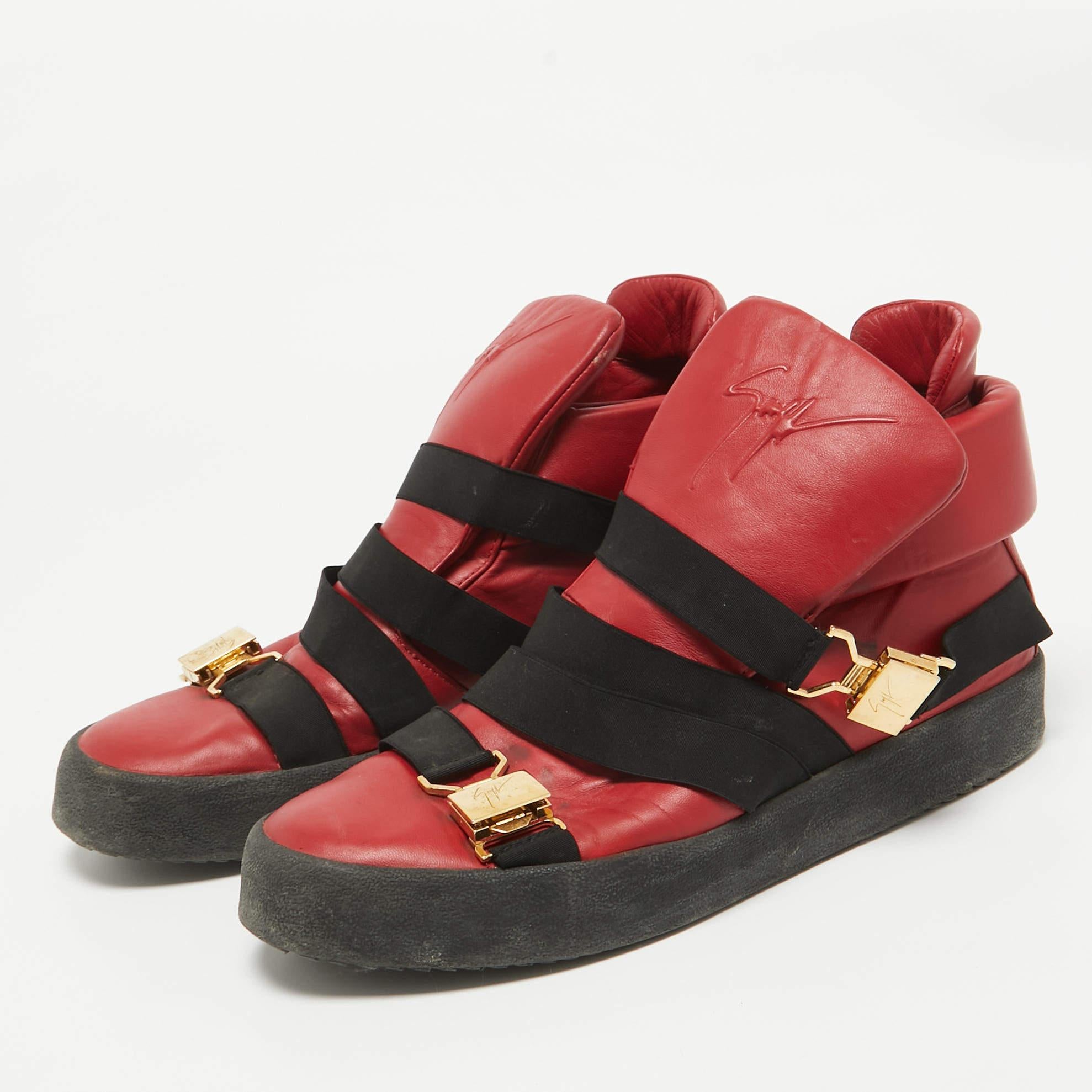 Dai un tocco chic al tuo abbigliamento con questo paio di sneakers firmate. La creazione è cucita perfettamente per aiutarvi a farvi notare a lungo.
