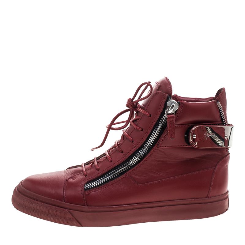 Essay your high-style in these super-stylish sneakers from the house of Giuseppe Zanotti! They are carefully crafted from leather, and designed with laces on the vamps, zippers and metal accents on the counters. You are sure to receive both comfort