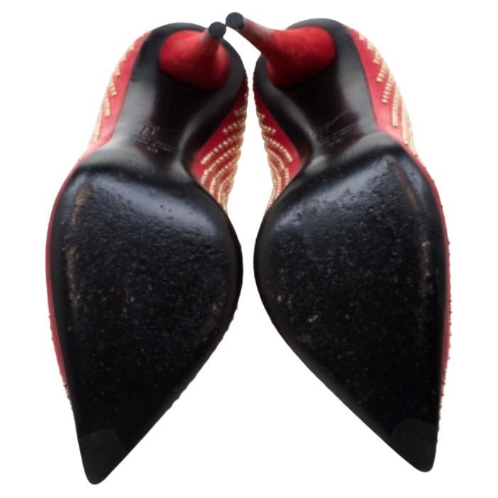 Remettez votre collection de chaussures au goût du jour en ajoutant à votre garde-robe cette paire d'escarpins Giuseppe Zanotti scintillants. Ces escarpins rouges sont fabriqués en cuir et ornés de clous exquis sur l'extérieur. Des orteils pointus,