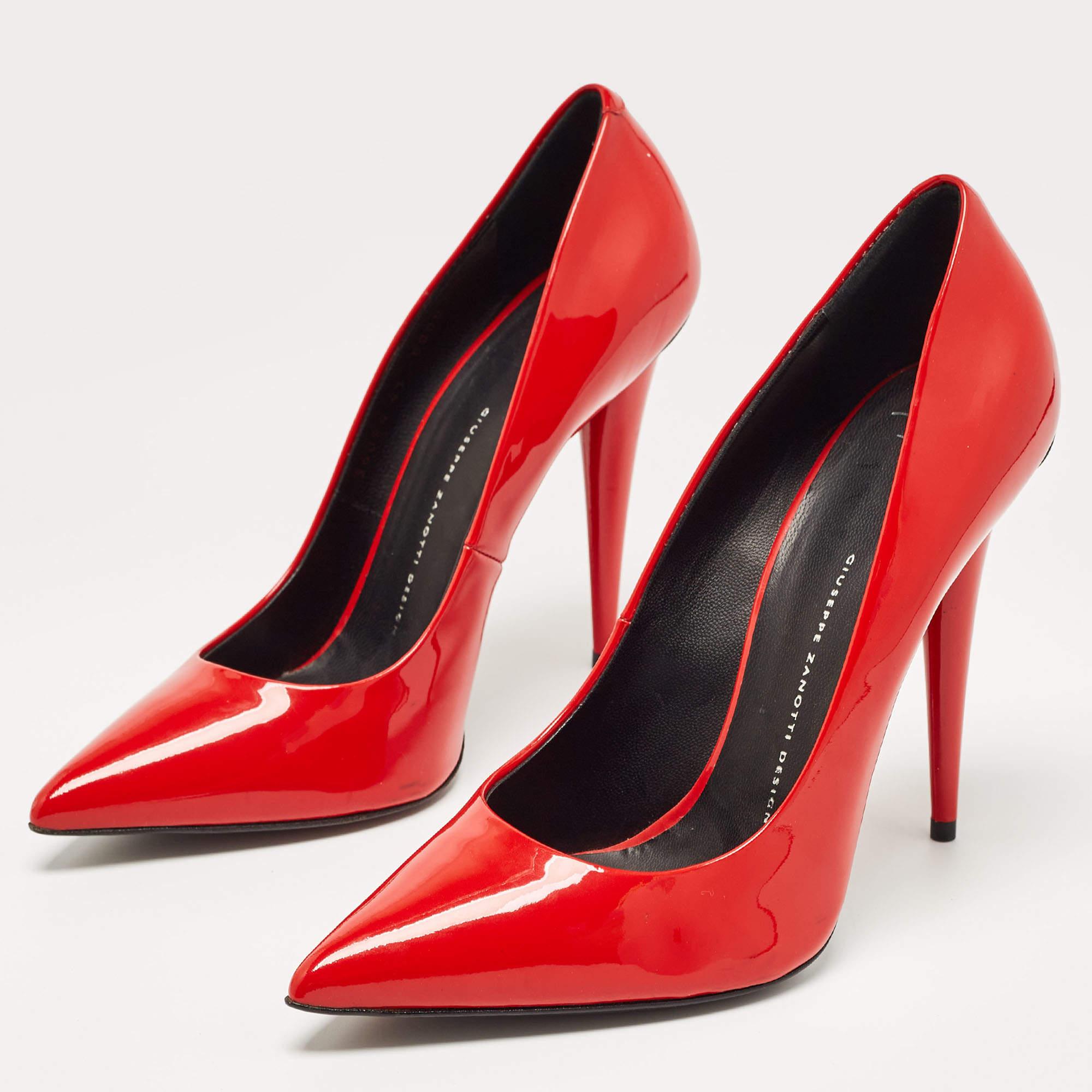 Exuding femininity and elegance, these Giuseppe Zanotti pumps feature a chic silhouette with an attractive design. You can wear these pumps for a stylish look.

