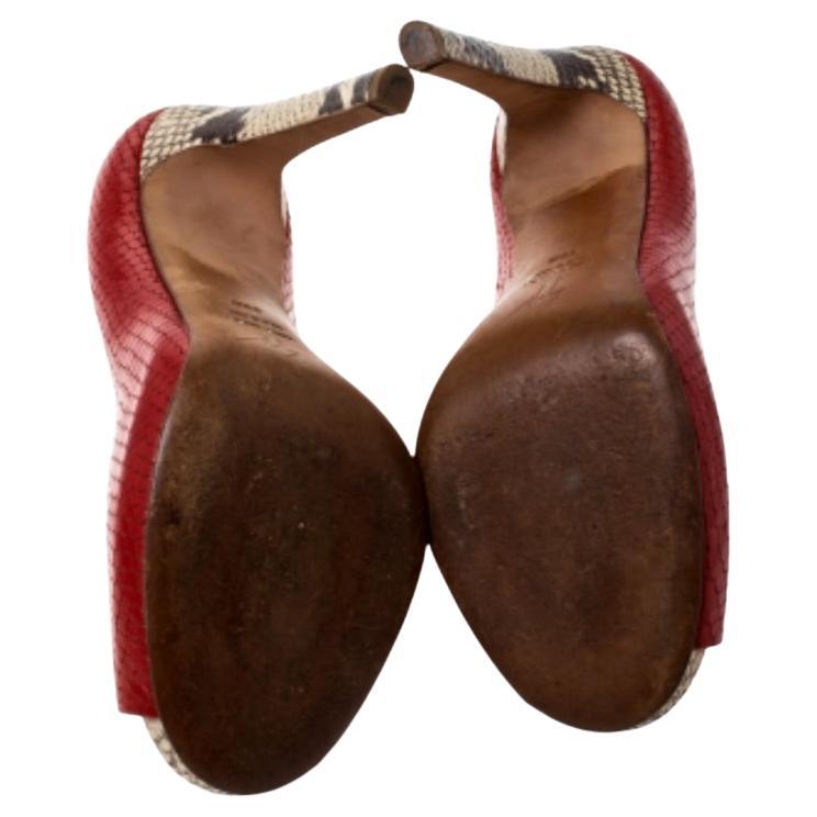Choisissez cette magnifique paire d'escarpins en cuir rouge embossé de python et affichez votre style. Cette paire de la maison Giuseppe Zanotti présente des bouts pointus et des talons de 12 cm. Passez une journée exceptionnelle avec vos amies dans
