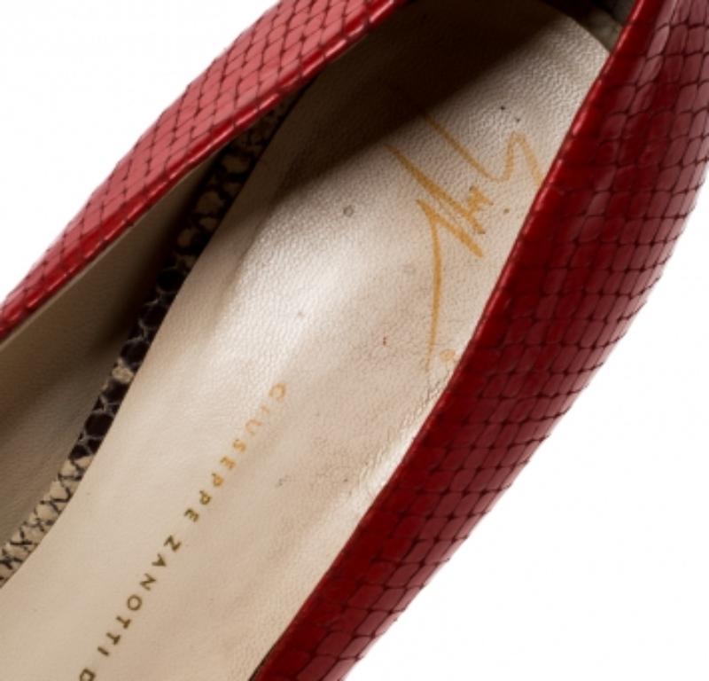 Marron Giuseppe Zanotti escarpins peep toes en cuir rouge embossé python Taille 39.5 en vente