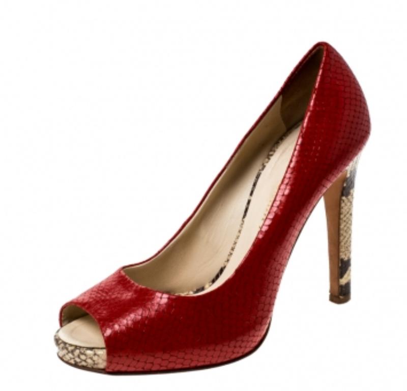Giuseppe Zanotti escarpins peep toes en cuir rouge embossé python Taille 39.5 Bon état - En vente à Dubai, Al Qouz 2
