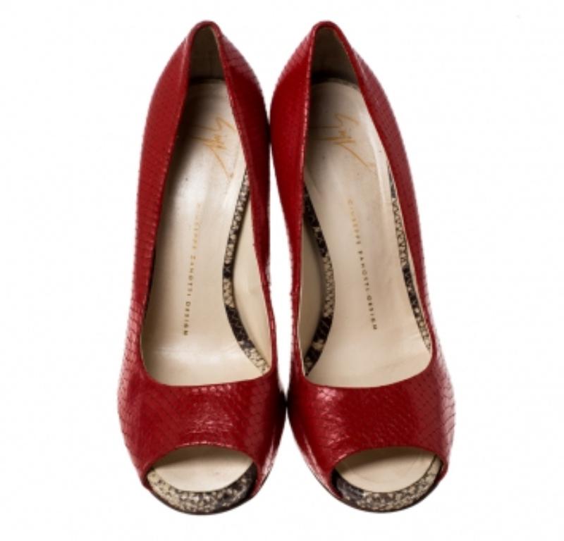 Giuseppe Zanotti escarpins peep toes en cuir rouge embossé python Taille 39.5 en vente 1