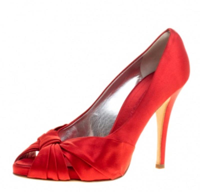 Animez la journée en arborant cette paire d'escarpins rouge vif. Cette paire d'escarpins en satin de la maison Giuseppe Zanotti est un mélange de confort et de style. Dotée de brides croisées sur l'empeigne, la paire est conçue avec des peep toes et