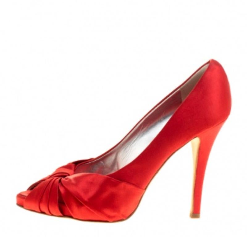 Rouge Giuseppe Zanotti escarpins croisés à bout ouvert en satin rouge taille 38 en vente