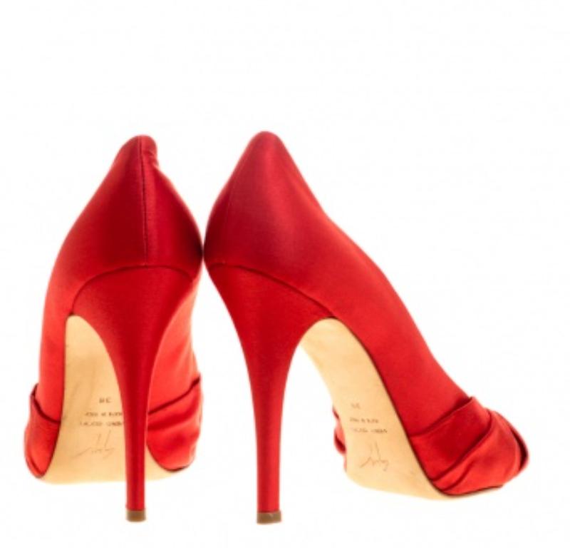 Giuseppe Zanotti escarpins croisés à bout ouvert en satin rouge taille 38 en vente 1