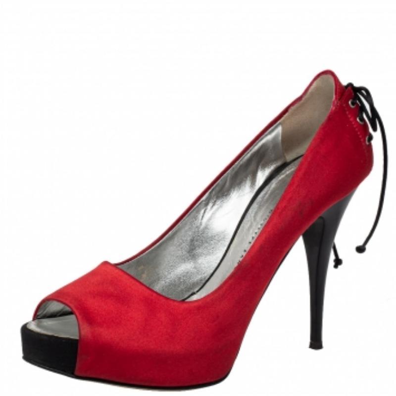 These red pumps from Giuseppe Zanotti bring an elegant design. They have been crafted using satin and styled with peep-toes, ties on the counters, platforms, and 11 cm heels.